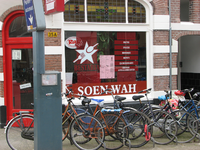 820934 Gezicht op de winkelpui van het hoekpand Poortstraat 35A (Bestaria Soen Wah ) te Utrecht.